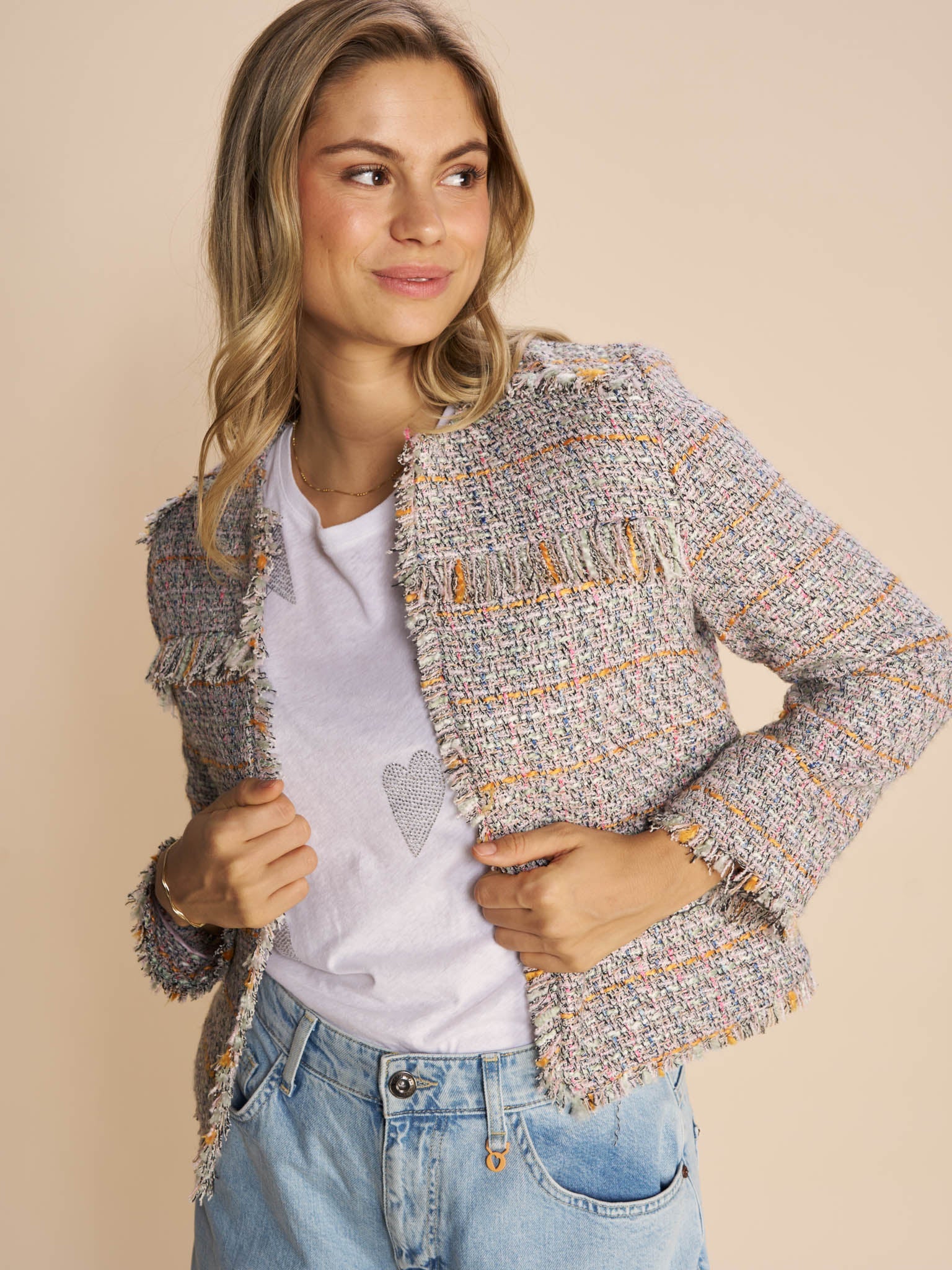 Modelshot / White / Detail